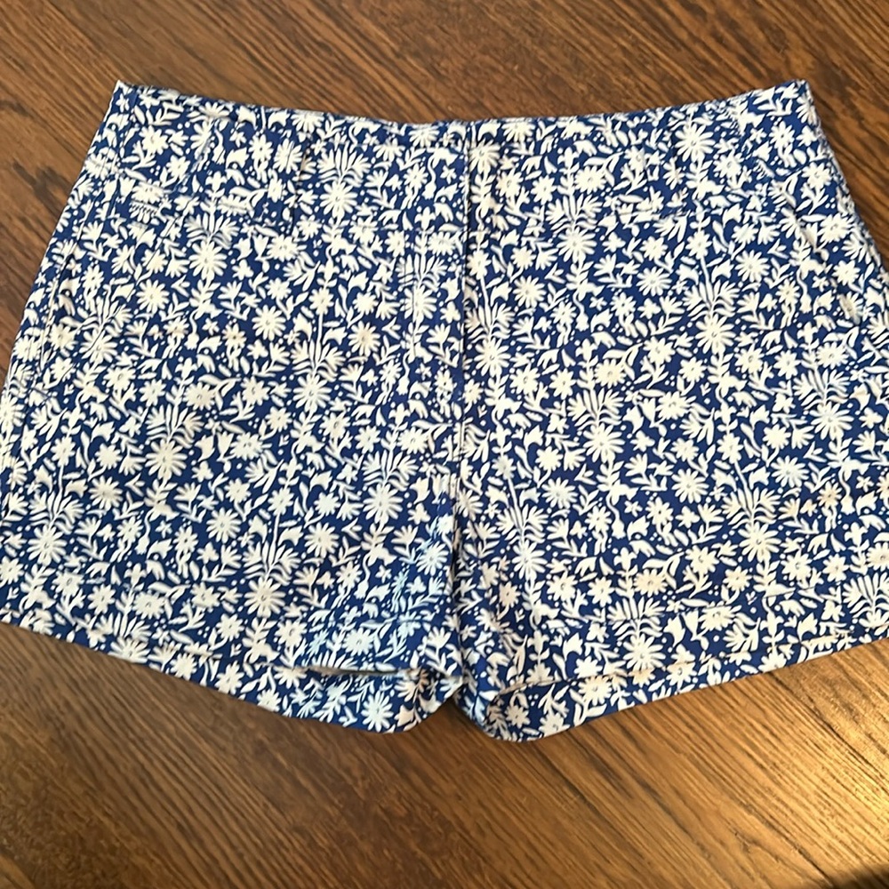 Vineyard Vines blue white flowers Shorts 4